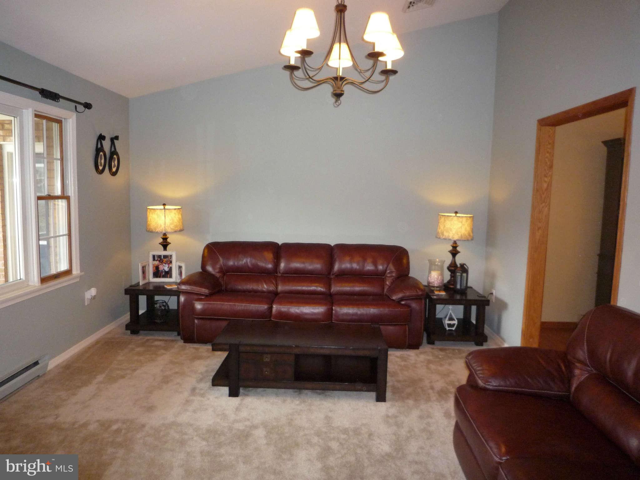 13134 Edgemont Road Smithsburg, MD 21783 - Photo 5 of 22 Living Room