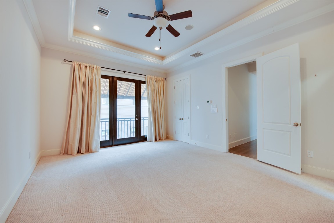 705 Malone Street, Unit B Houston, TX 77007 - Photo 31 of 39 a view of an empty room with a window