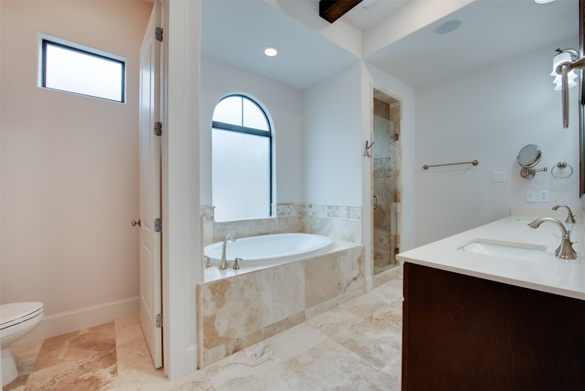 705 Malone Street, Unit B Houston, TX 77007 - Photo 33 of 39 a spacious bathroom with a bathtub sink and toilet
