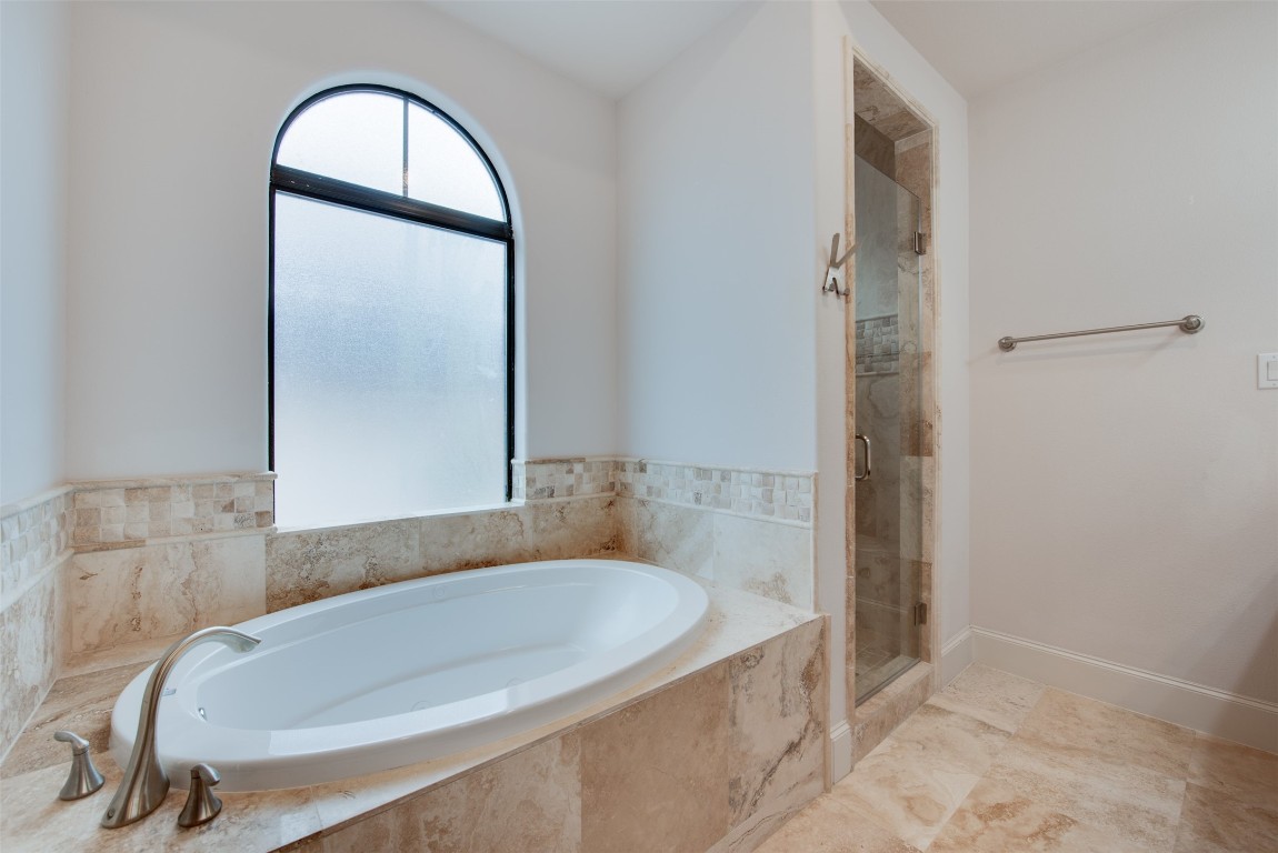 705 Malone Street, Unit B Houston, TX 77007 - Photo 34 of 39 a bath tub sitting next to a bathroom sink