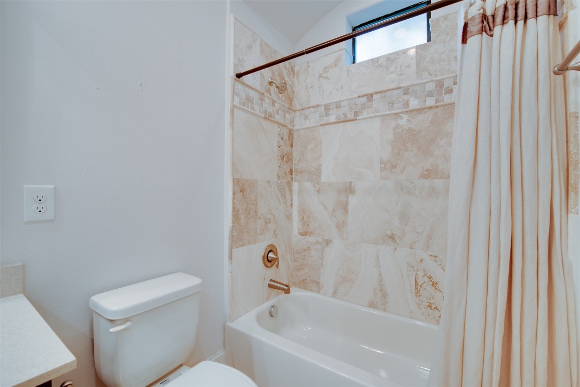 705 Malone Street, Unit B Houston, TX 77007 - Photo 5 of 39 a bathroom with a bathtub and a toilet