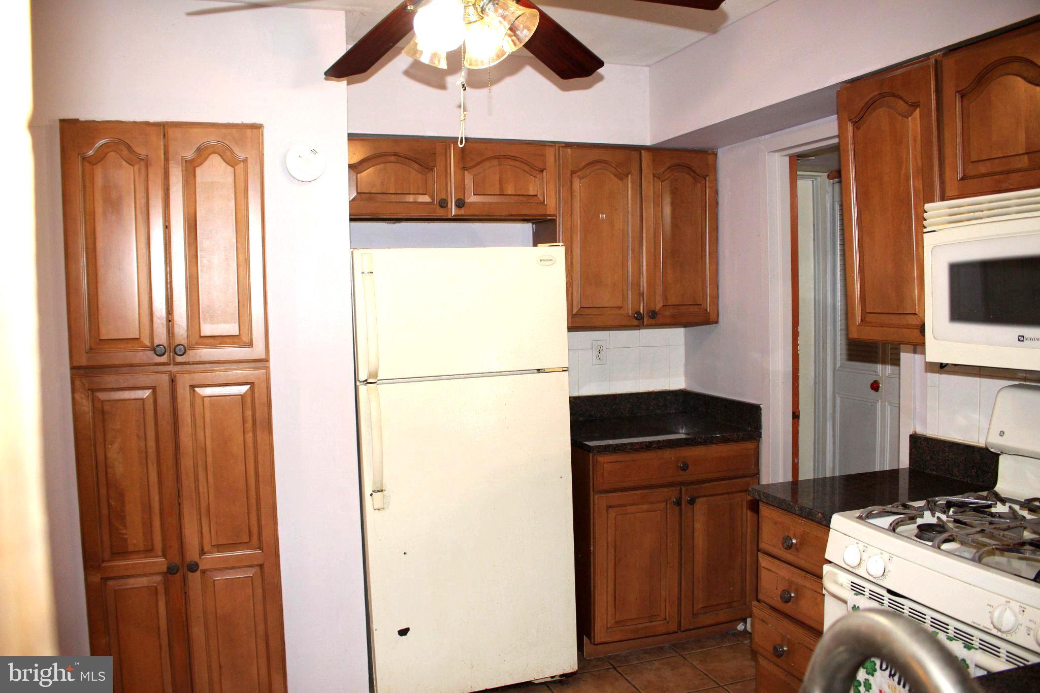 146 Oakmont Road Clementon, NJ 08021 - Photo 20 of 61 Cozy kitchen with classic wood cabinetry.