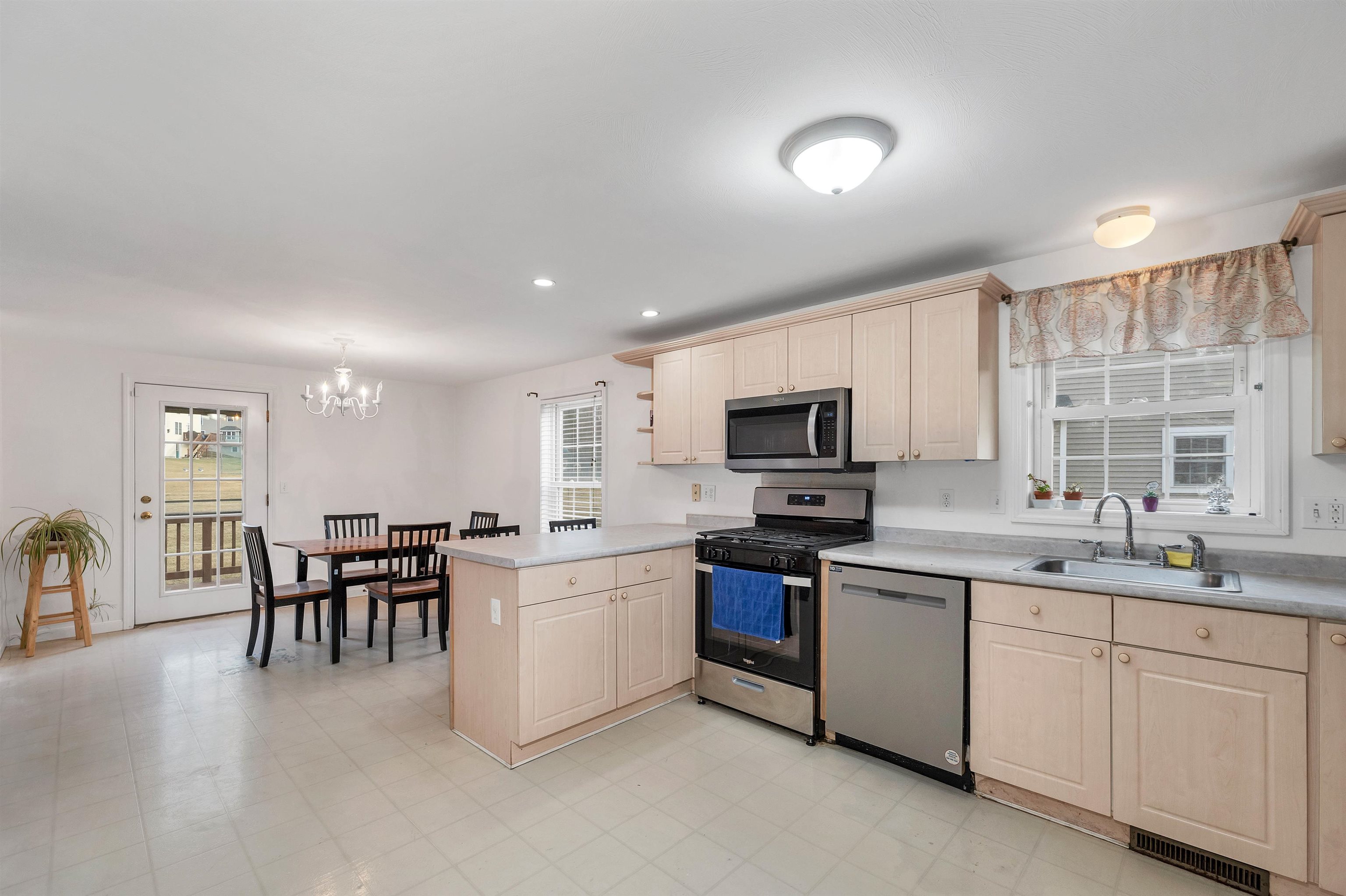 53 Barbara Lane Hudson, NH 03051 - Photo 3 of 41