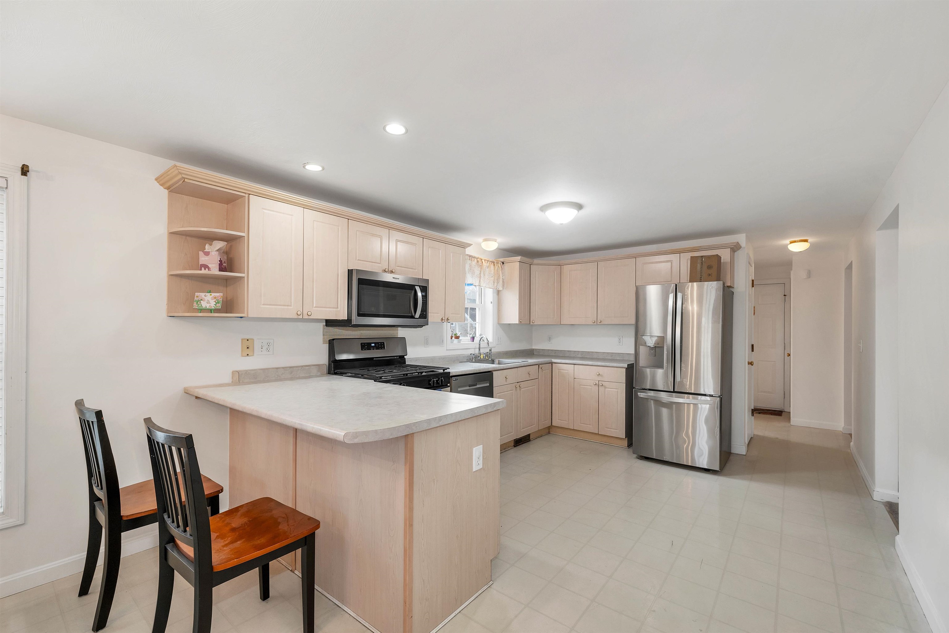 53 Barbara Lane Hudson, NH 03051 - Photo 4 of 41