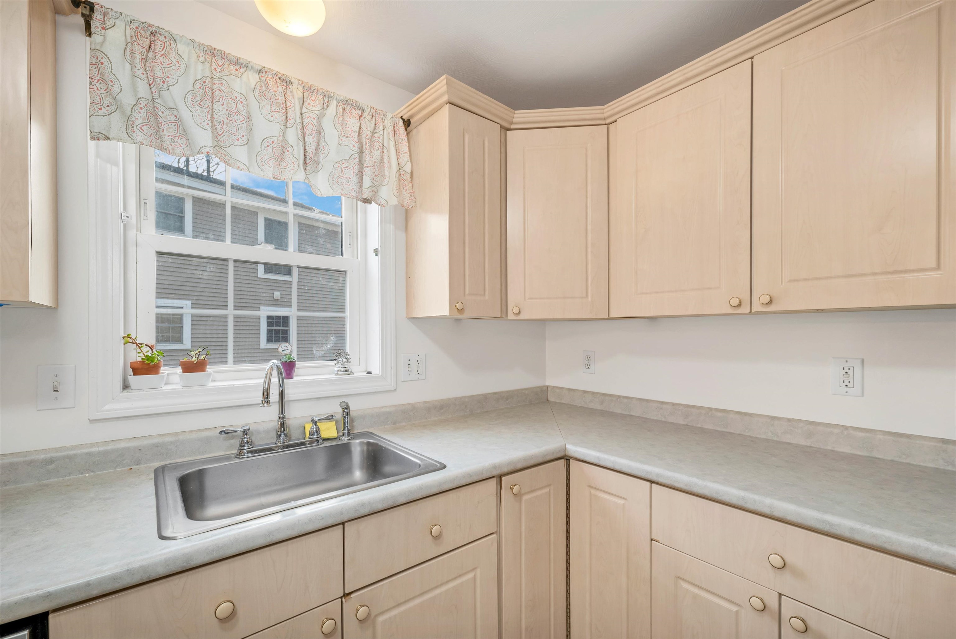 53 Barbara Lane Hudson, NH 03051 - Photo 5 of 41