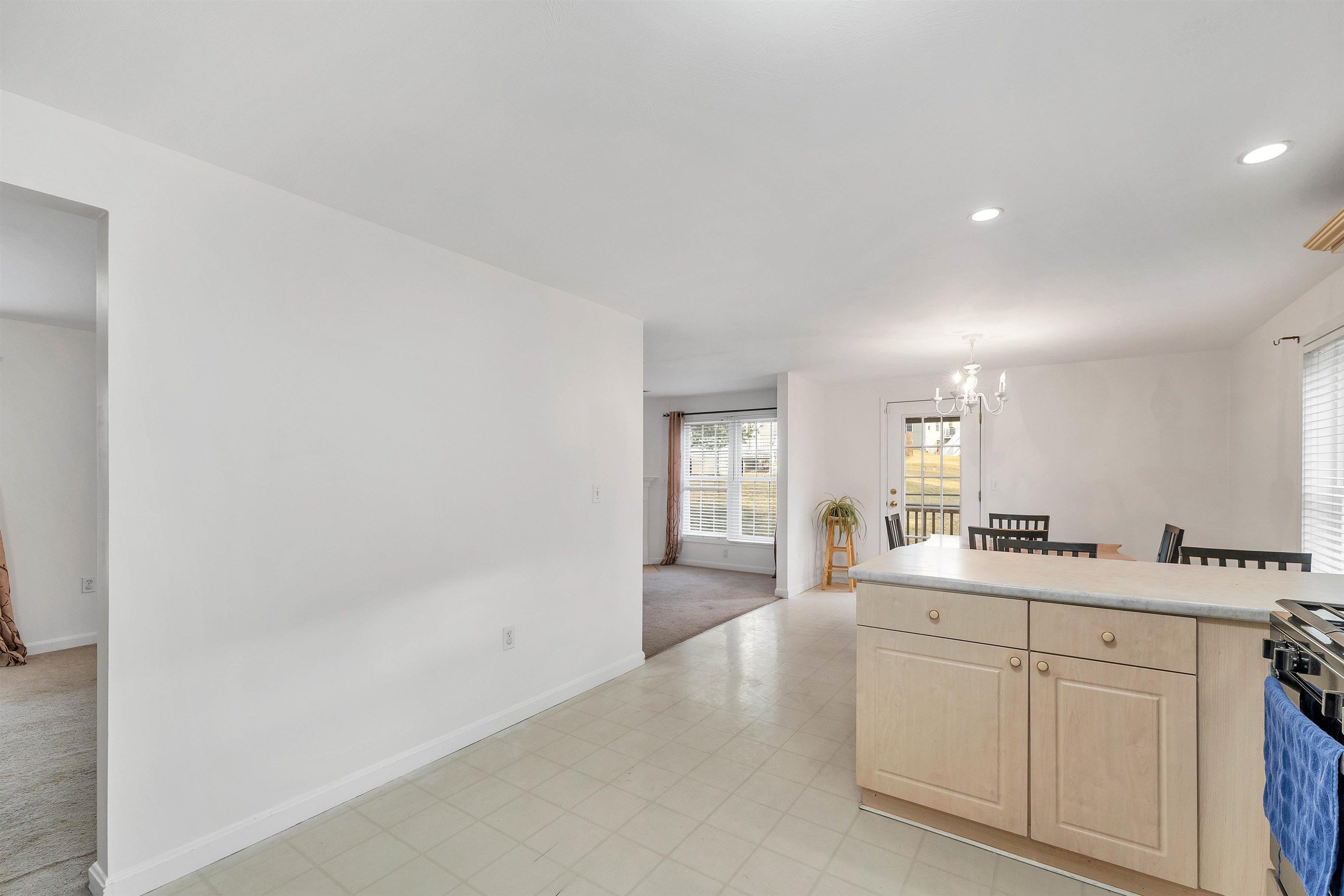 53 Barbara Lane Hudson, NH 03051 - Photo 6 of 41