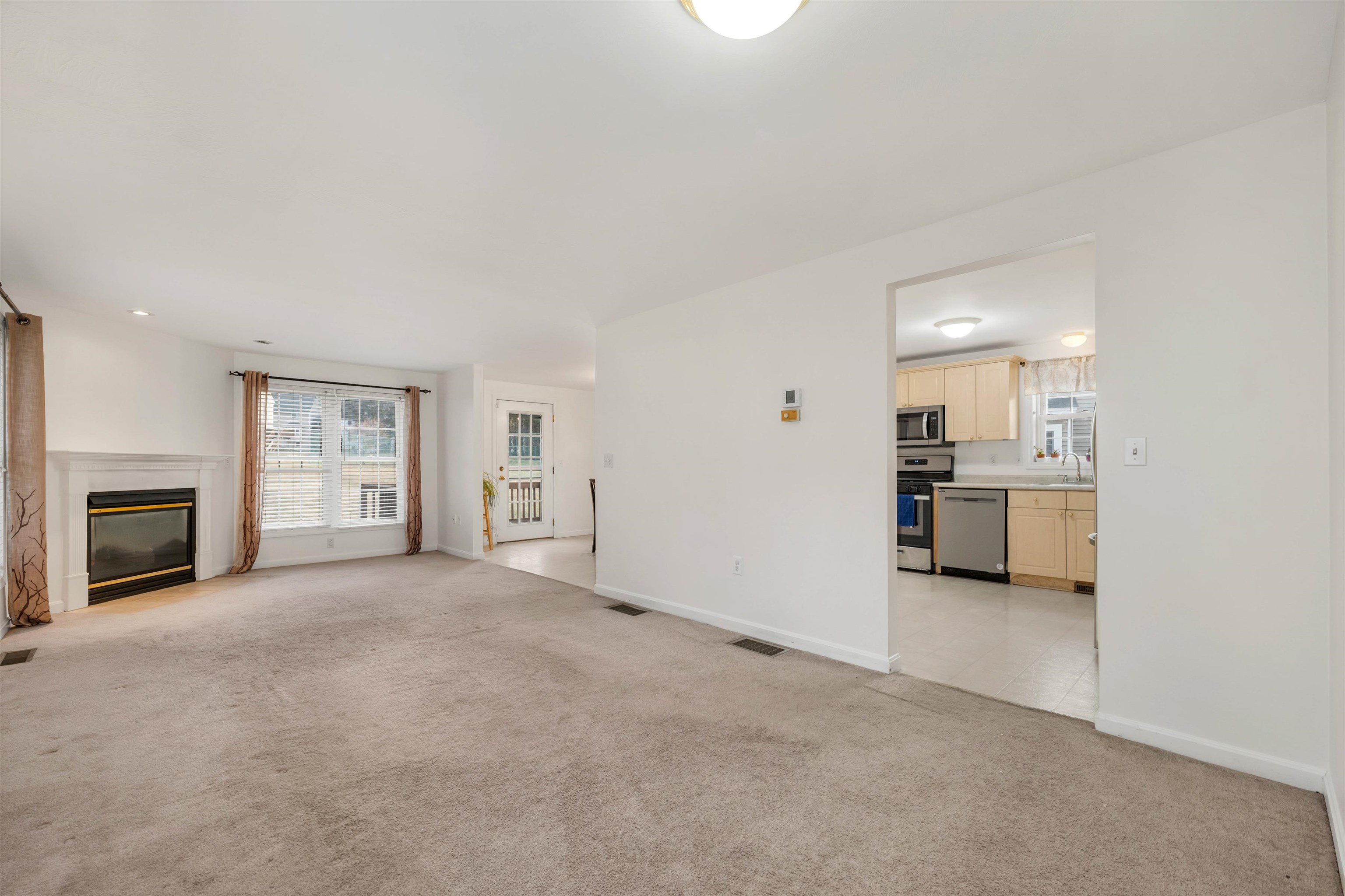 53 Barbara Lane Hudson, NH 03051 - Photo 10 of 41