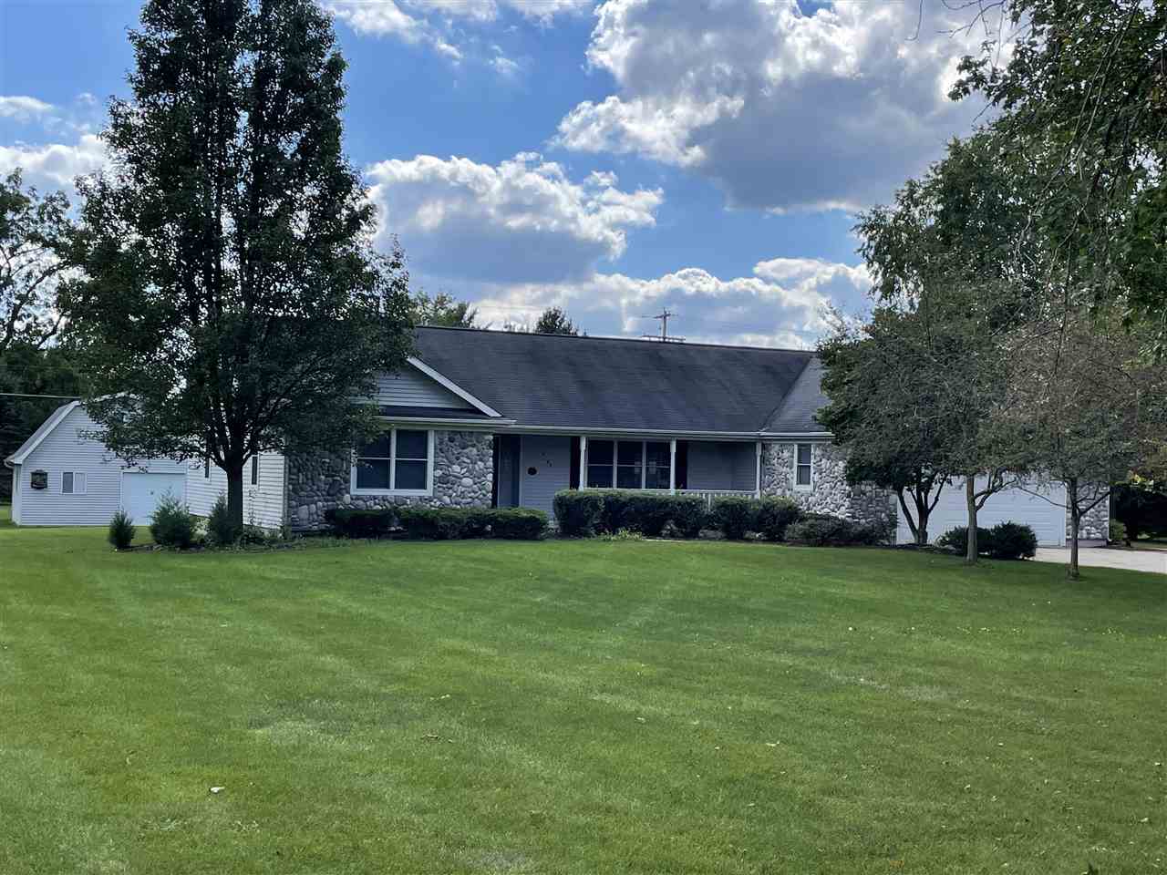 5195 Lobdell Fenton, MI 48430 - Photo 1 of 79 50071685.JPG