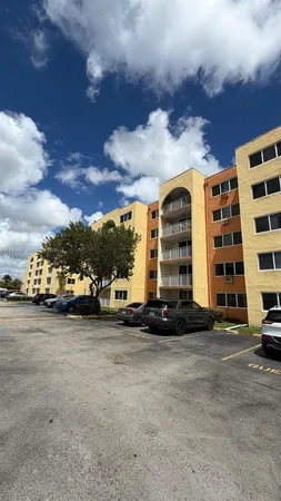 $2,000 | 7000 Northwest 186th Street, Unit 4219, Hialeah, FL 33015
