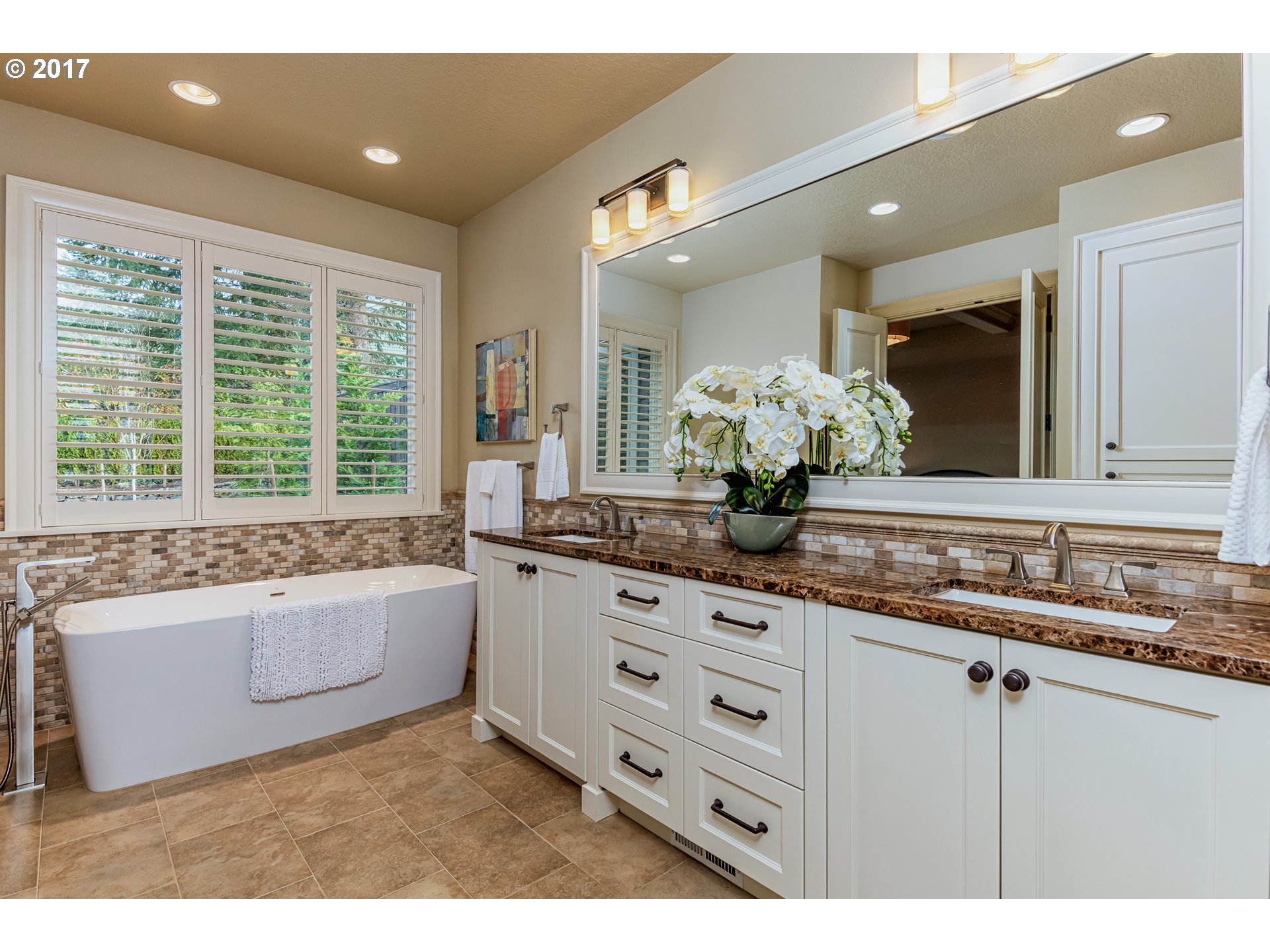 13612 Goodall Road Lake Oswego, OR 97034 - Photo 12 of 26 Attached Bathroom