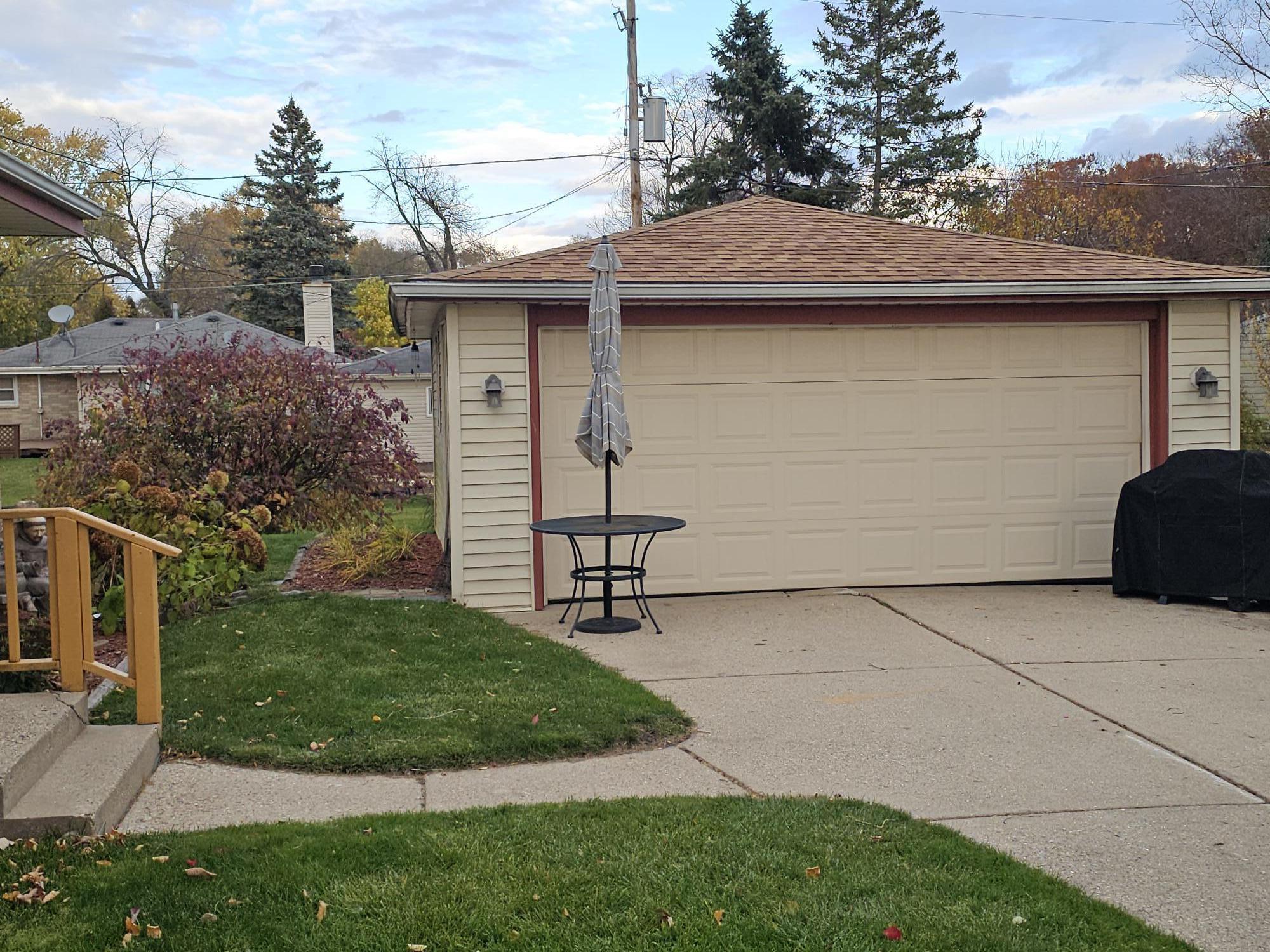 7650 North Delta Place Milwaukee, WI 53223 - Photo 25 of 32 Garage