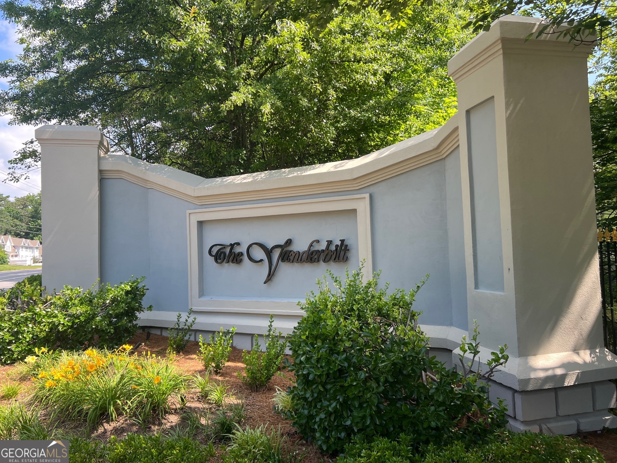 a view of a pathway in outside of the house