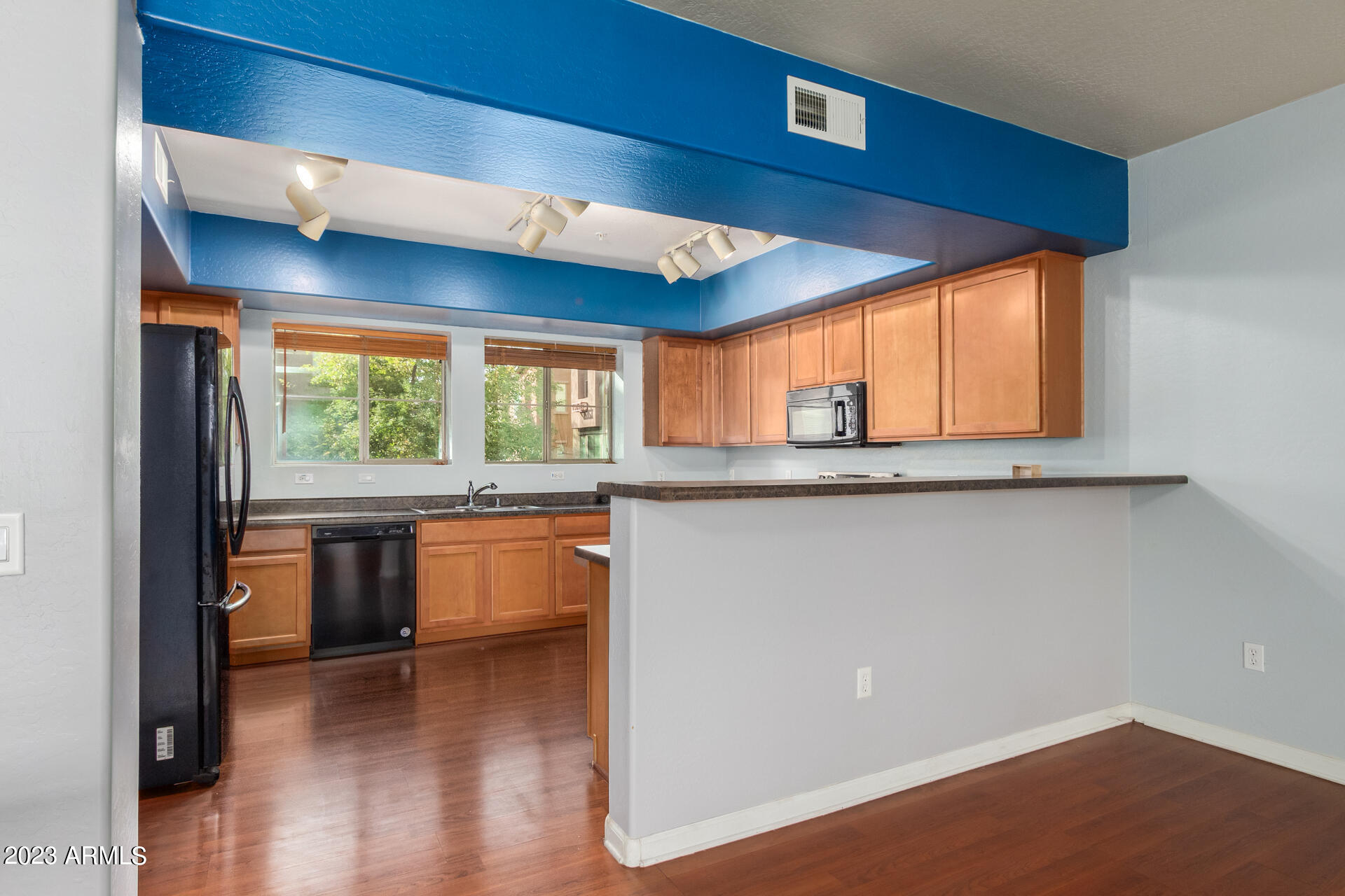 3250 West Greenway Road, Unit 150 Phoenix, AZ 85053 - Photo 5 of 27 Breakfast Bar