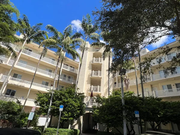 $2,200 | 3600 Oaks Clubhouse Drive, Unit 309, Pompano Beach, FL 33069