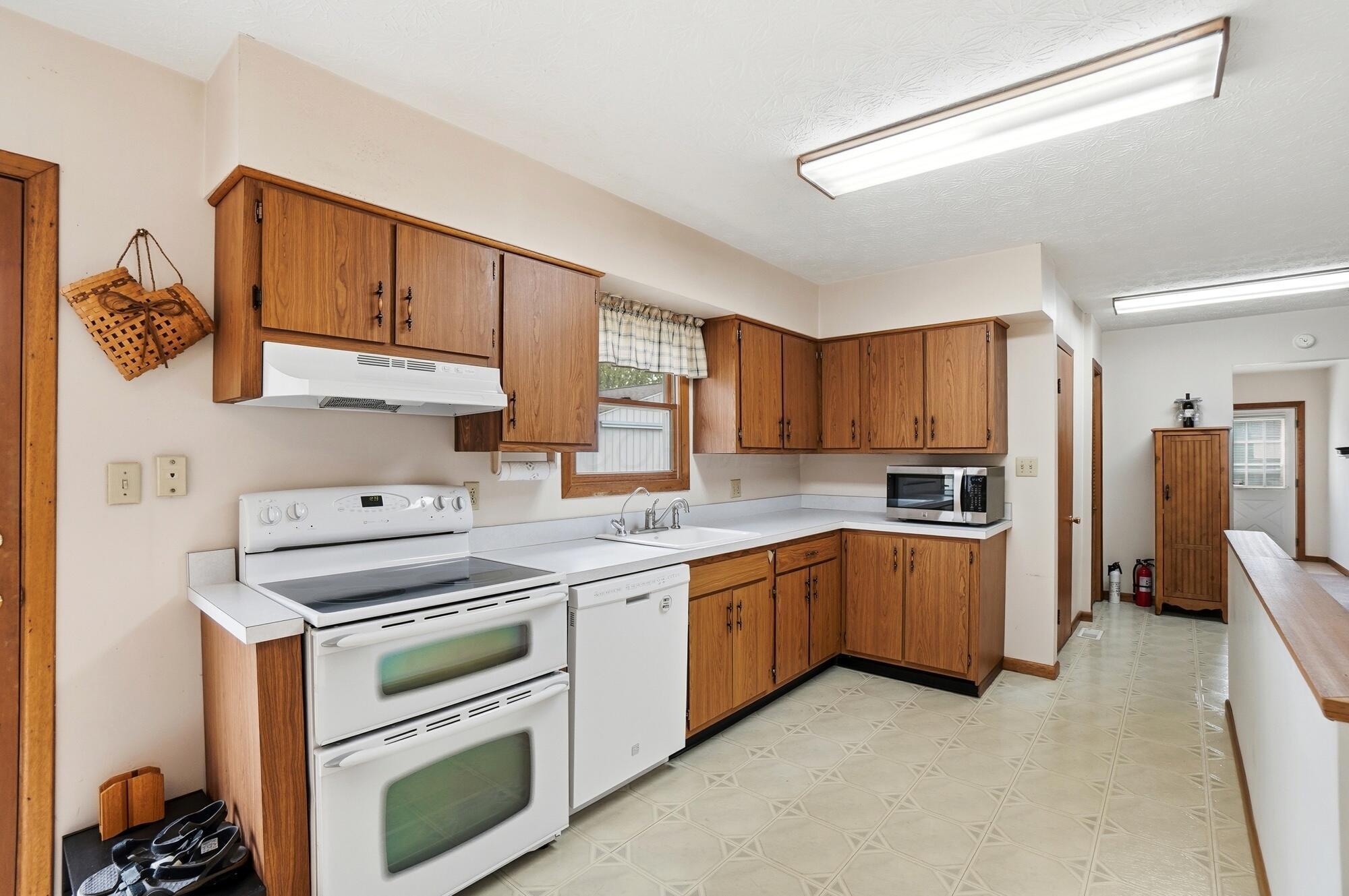 12644 Snyder Church Road Northwest Baltimore, OH 43105 - Photo 11 of 61 Kitchen - 12644 Snyder Church Road NW, Baltimore, OH 43105