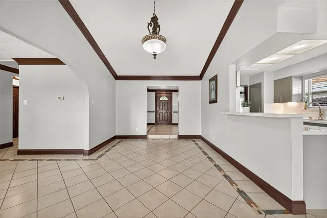 a view of an entryway with a livingroom