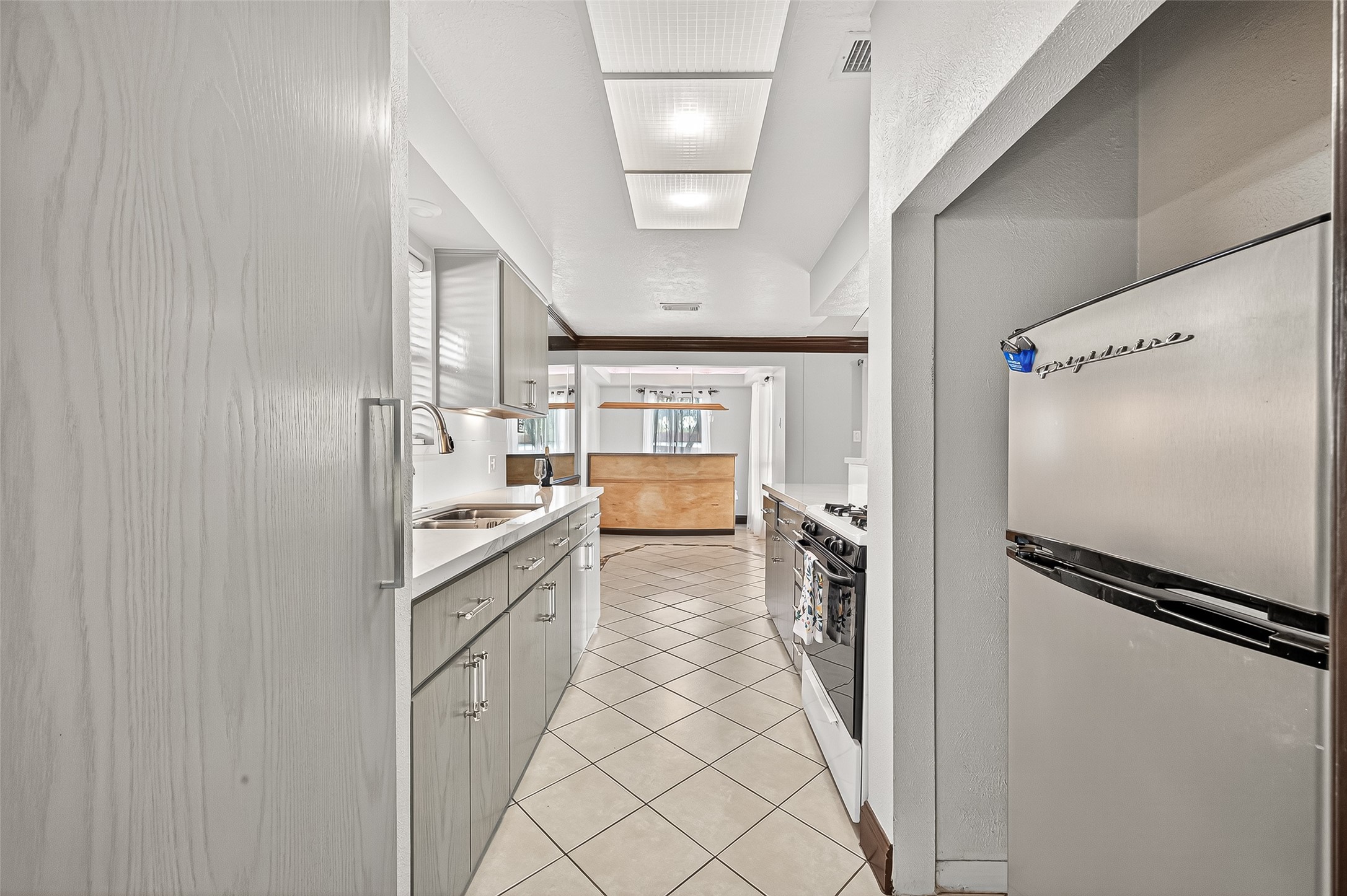 14007 Buffalo Speedway Houston, TX 77045 - Photo 19 of 46 a bathroom with a sink a mirror and a bathtub