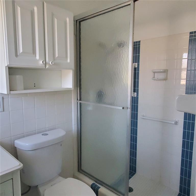 531 Neponsit Drive Venice, FL 34293 - Photo 26 of 37 a bathroom with a toilet a sink and vanity