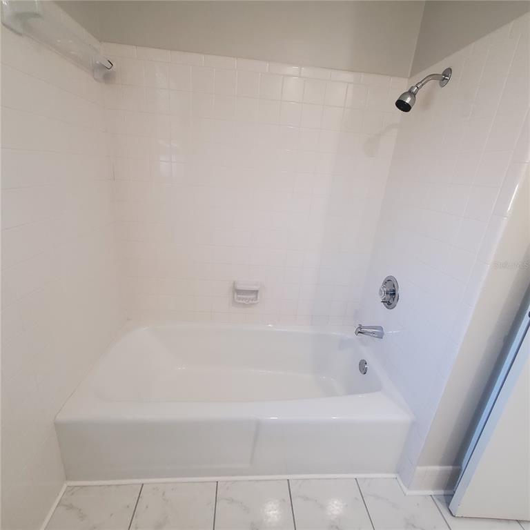 531 Neponsit Drive Venice, FL 34293 - Photo 30 of 37 a bathroom with a bathtub