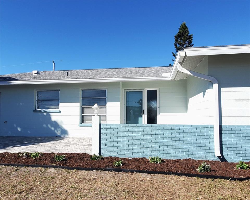531 Neponsit Drive Venice, FL 34293 - Photo 4 of 37 a view of a house with a patio
