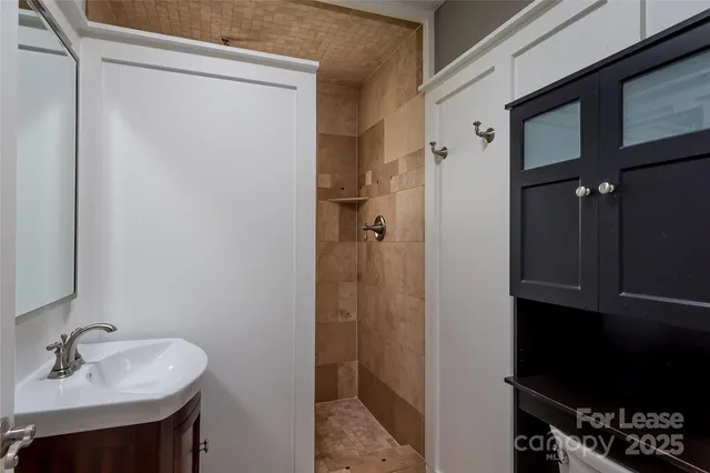 $2,400 | 550 West Kingston Avenue, Charlotte, NC 28203