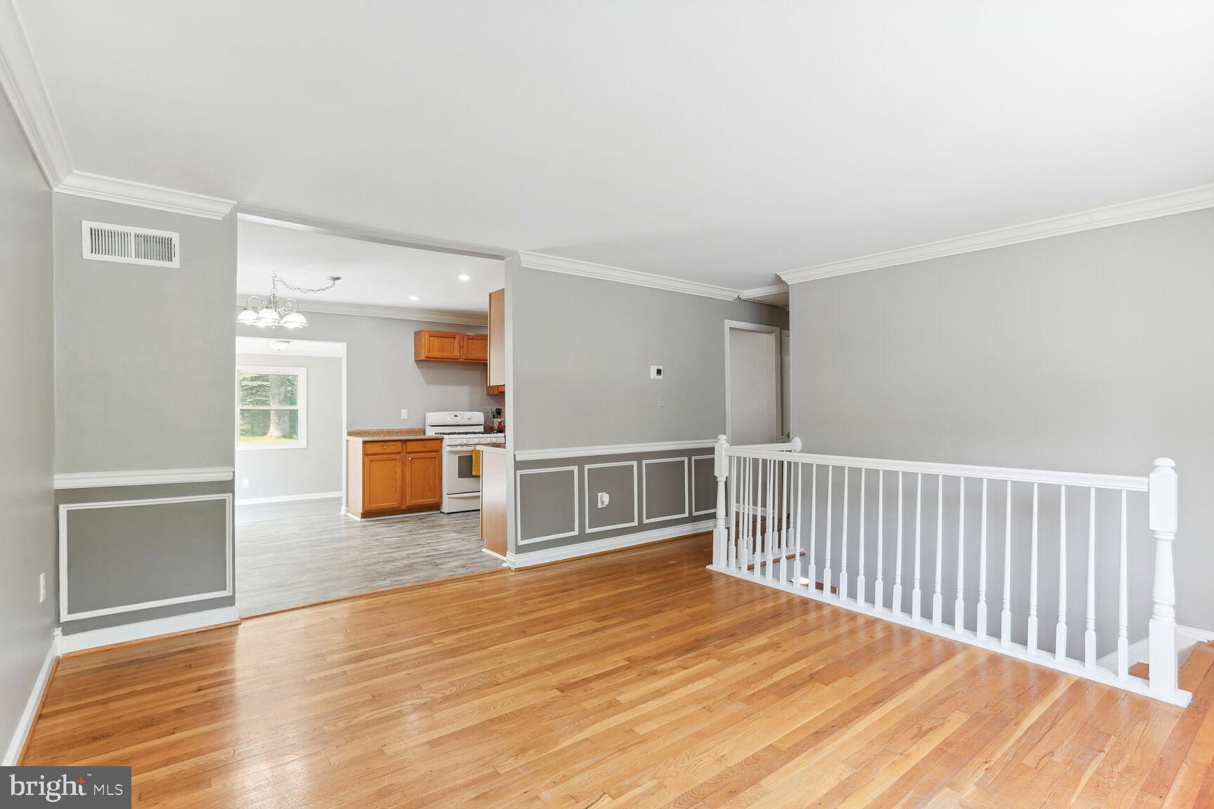 13102 Kumar Road Woodbridge, VA 22193 - Photo 3 of 26 Living Room