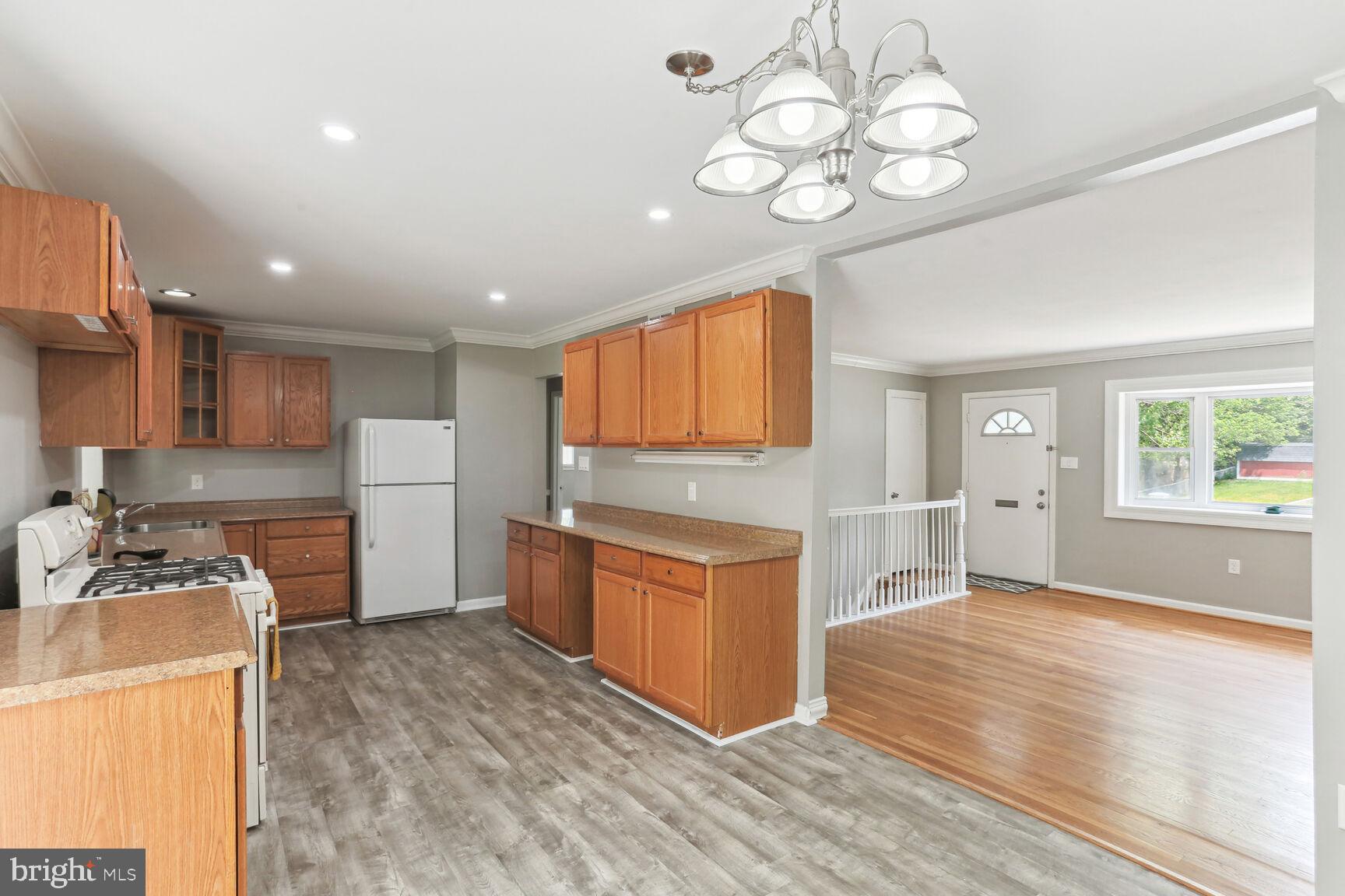 13102 Kumar Road Woodbridge, VA 22193 - Photo 4 of 26 Dining Room/Kitchen