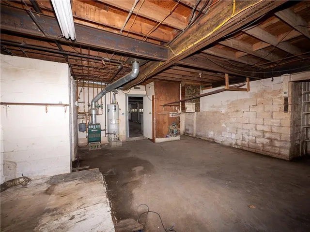 a view of empty room with an empty space