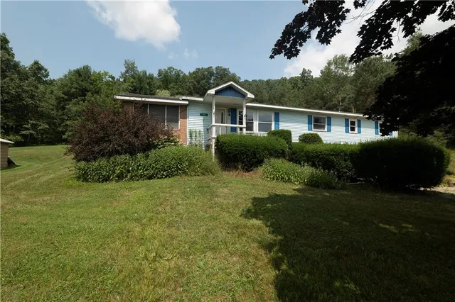 a view of a house with a yard