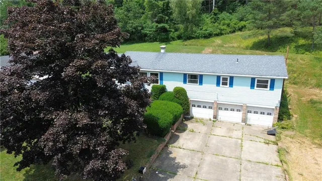 a view of a house with a yard