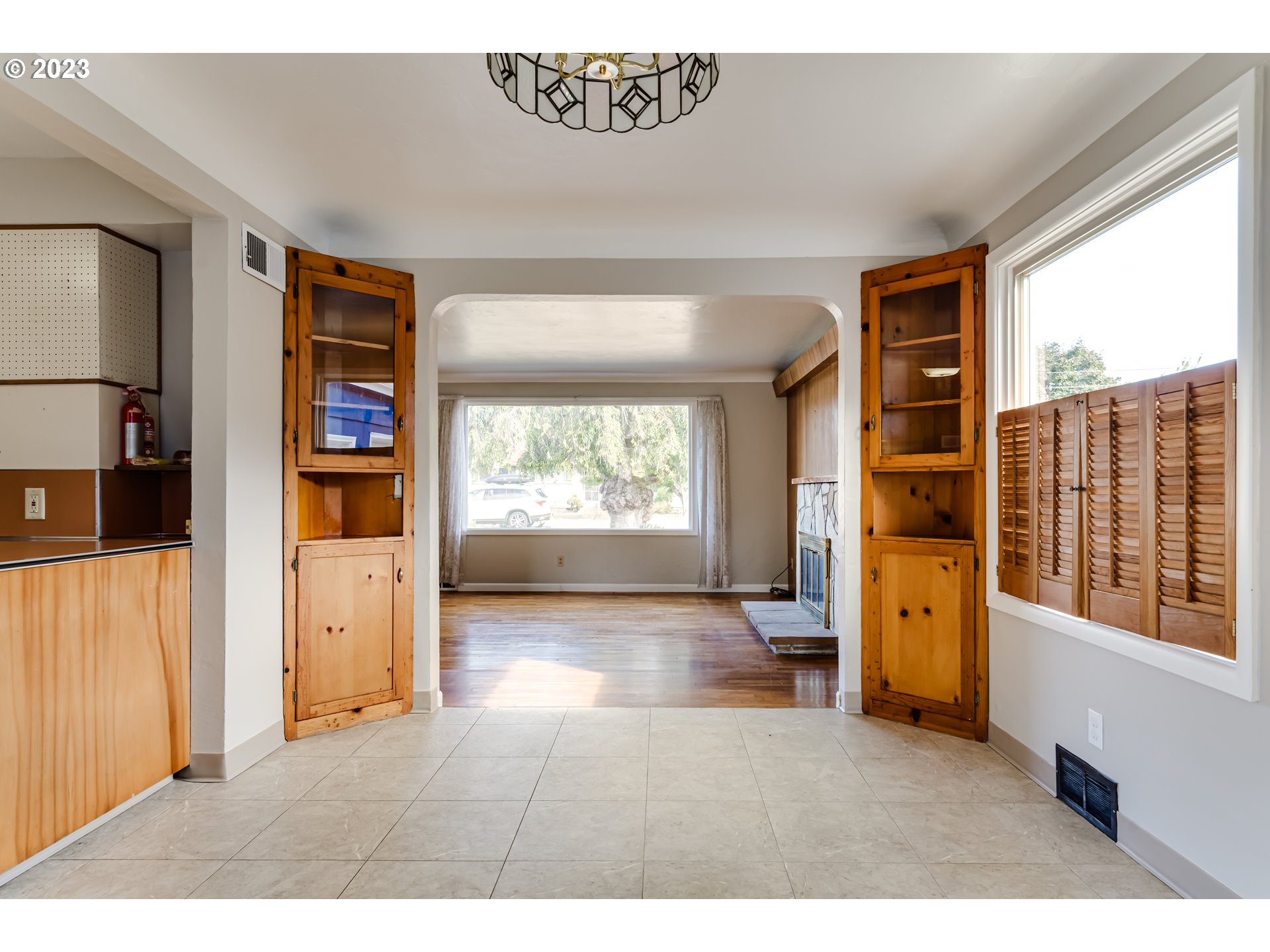 4055 North Street Springfield, OR 97478 - Photo 11 of 48 a view of an entryway with workspace