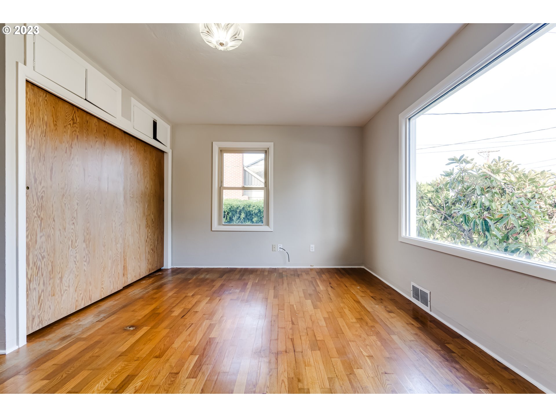 4055 North Street Springfield, OR 97478 - Photo 18 of 48 an empty room with wooden floor and windows