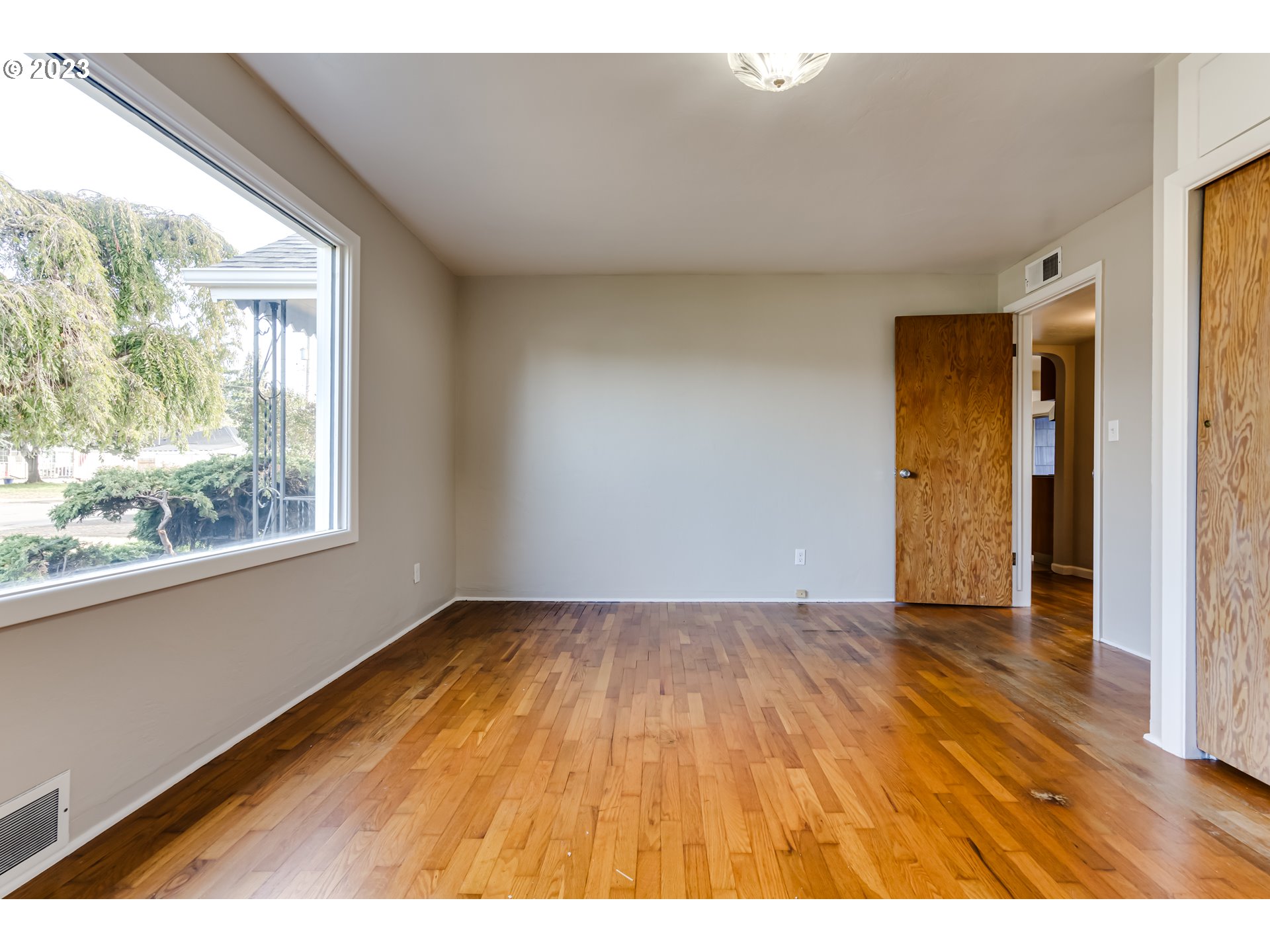 4055 North Street Springfield, OR 97478 - Photo 19 of 48 an empty room with wooden floor and windows