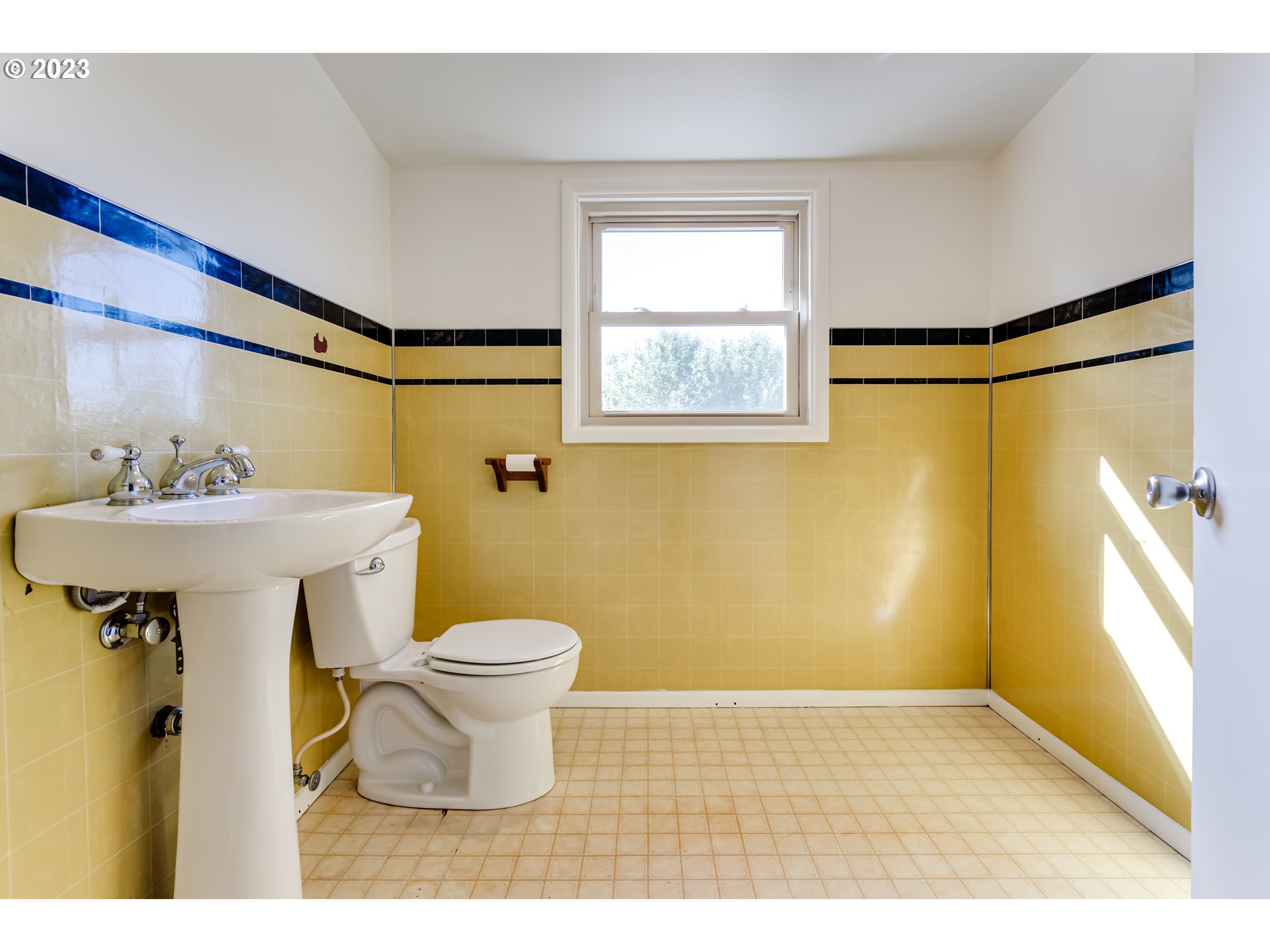 4055 North Street Springfield, OR 97478 - Photo 23 of 48 a bathroom with a sink toilet and a mirror