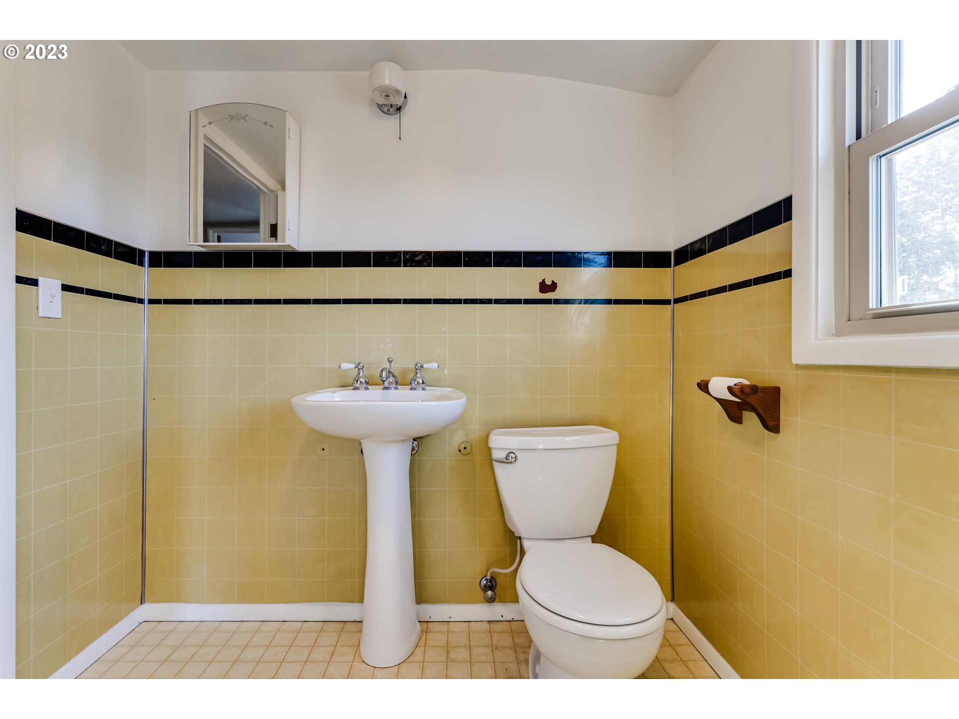 4055 North Street Springfield, OR 97478 - Photo 24 of 48 a bathroom with a sink and a toilet