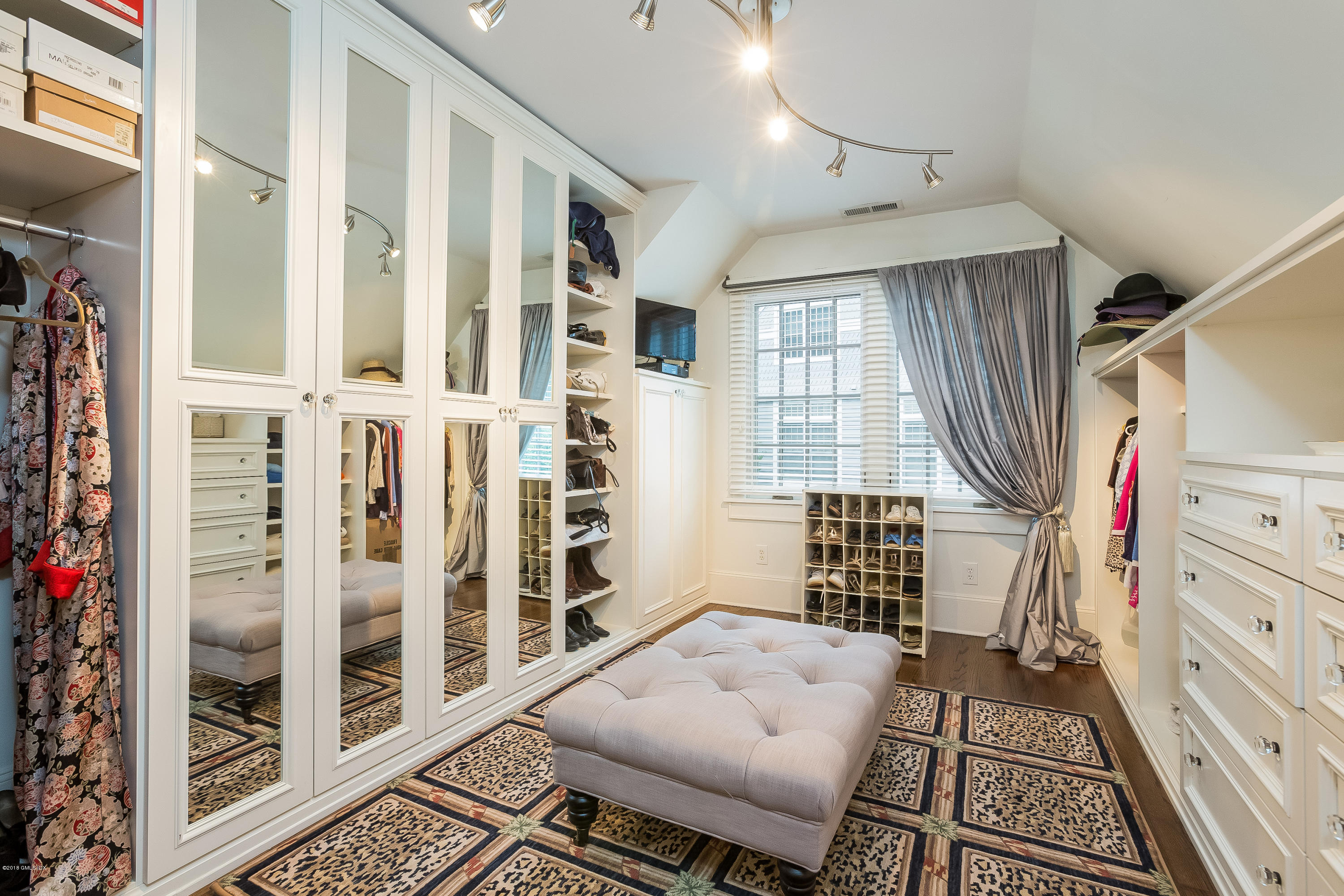 186 Field Point Road, Unit 5B Greenwich, CT 06830 - Photo 8 of 14 017-photo-loft-6290829