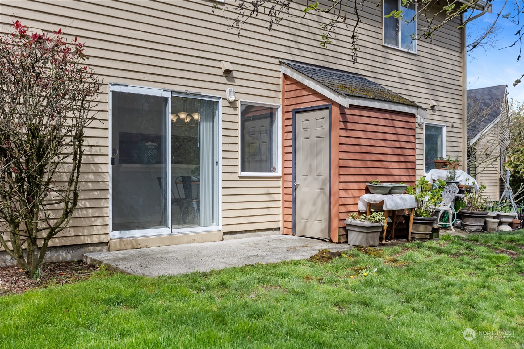 412 Center Road, Unit E2 Everett, WA 98204 - Photo 17 of 18 a view of a house with backyard and sitting area