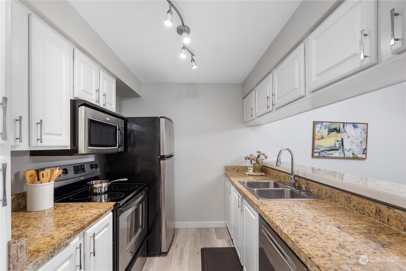 412 Center Road, Unit E2 Everett, WA 98204 - Photo 4 of 18 a kitchen with stainless steel appliances granite countertop a sink stove and refrigerator
