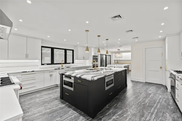 $1,899,000 | 20 Algonquin Circle, Airmont, NY 10952
