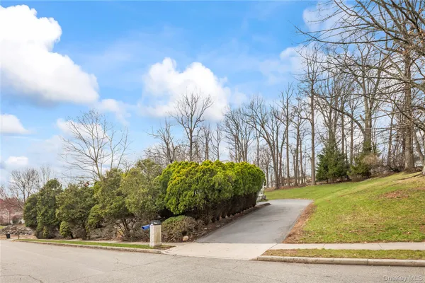 $1,899,000 | 20 Algonquin Circle, Airmont, NY 10952