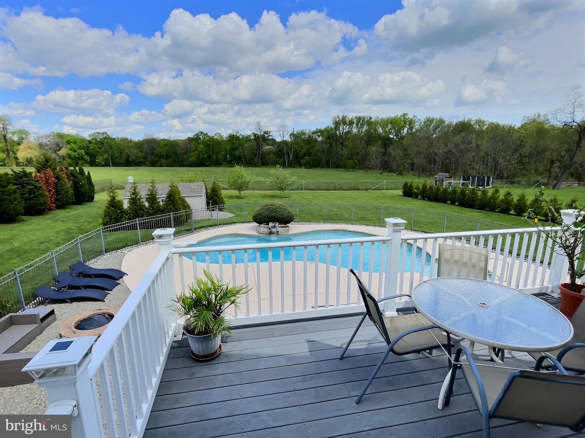 44 Waverly Drive Columbus, NJ 08022 - Photo 19 of 64 Deck View