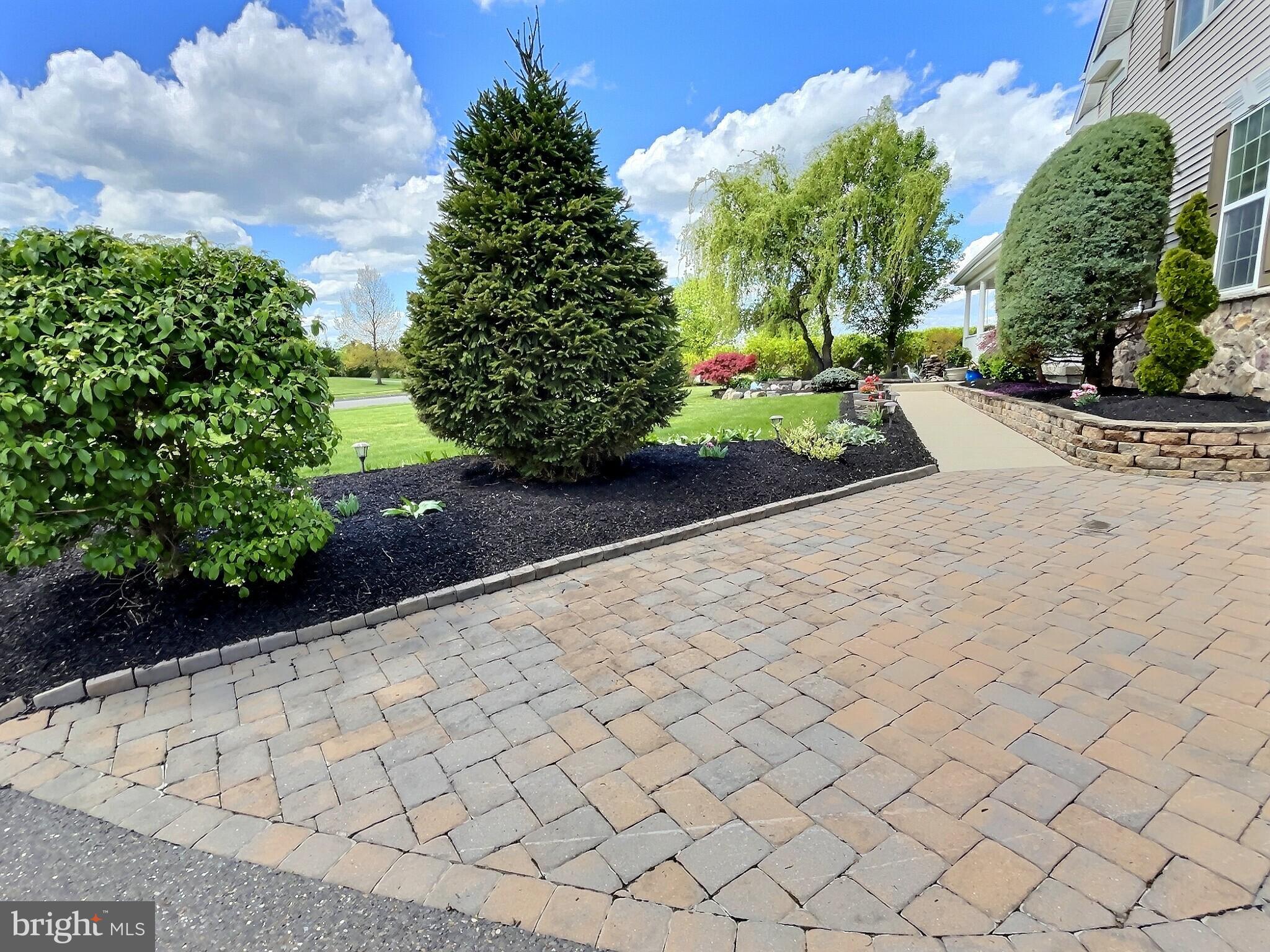 44 Waverly Drive Columbus, NJ 08022 - Photo 47 of 64 Extensive Hardscaping