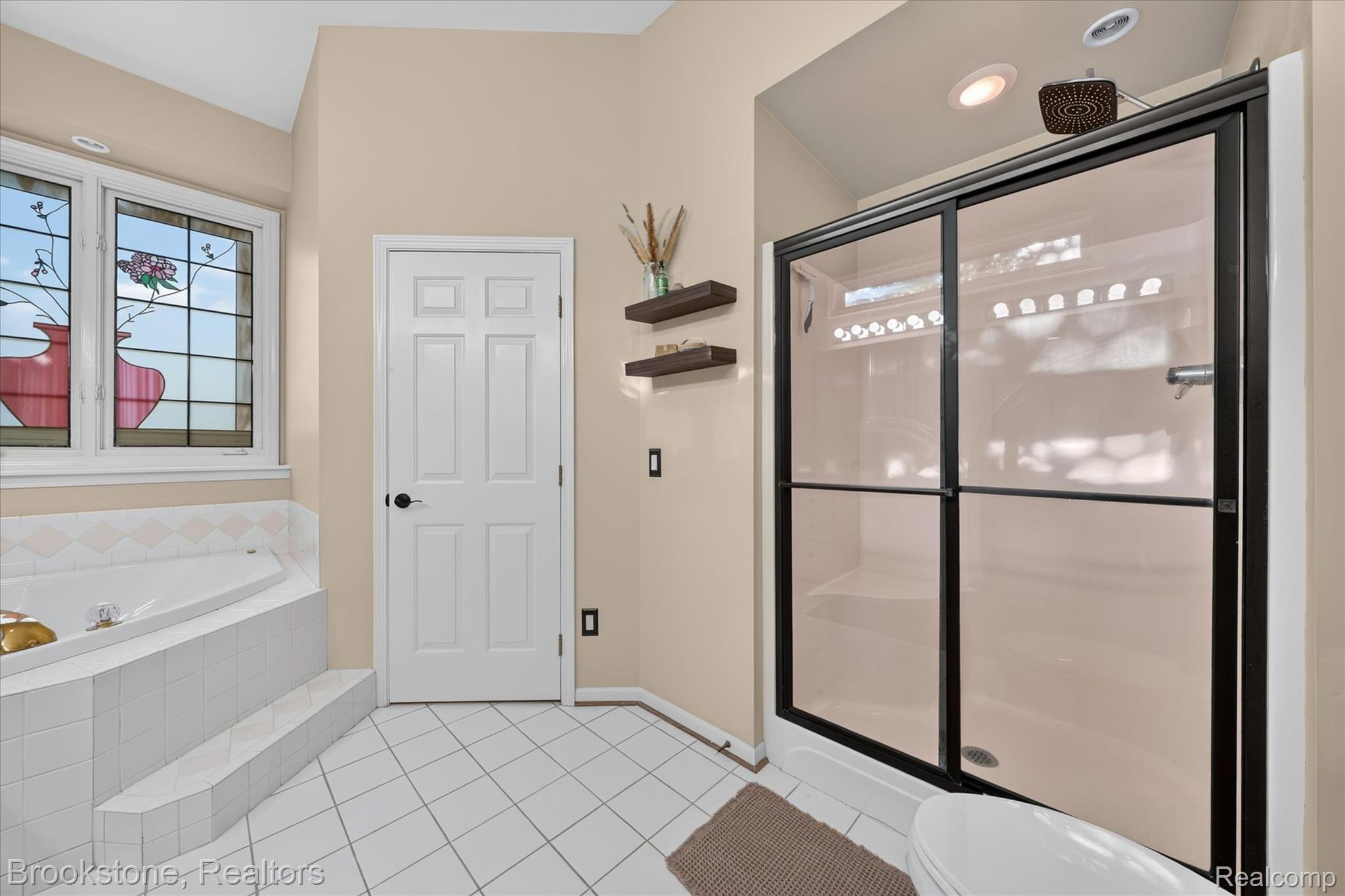 6730 Longhurst Clarkston, MI 48346 - Photo 14 of 30 13 Master Bath.jpg