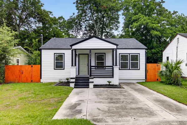 $2,400 | 2136 Commander Road, North Charleston, SC 29405