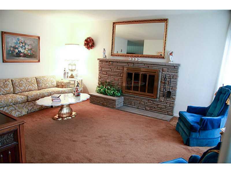 442 Leet Road Edgeworth, PA 15143 - Photo 3 of 9 Living Room.