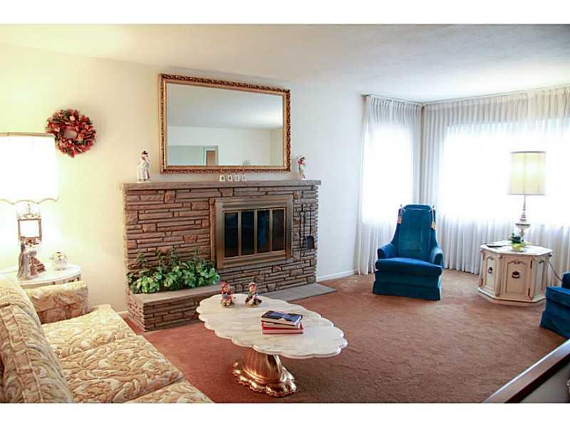 442 Leet Road Edgeworth, PA 15143 - Photo 4 of 9 Living Room.