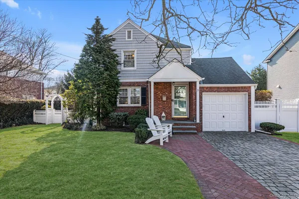 $930,000 | 7 Rutgers Place, Merrick, NY 11566