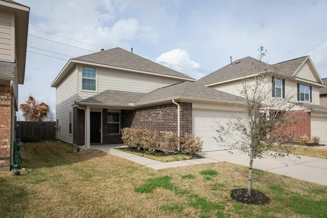 a view of a house with a yard