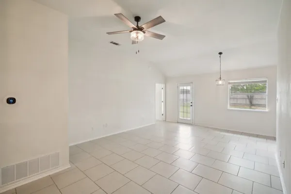 $1,475 | 224 Amber Lane, Jarrell, TX 76537