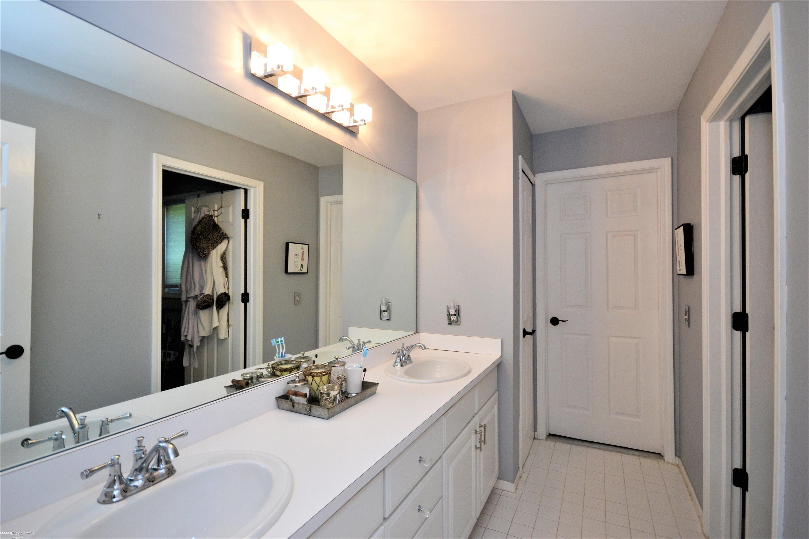 1813 Fox Run Rochester, MI 48306 - Photo 47 of 68 50087438-46.JPG